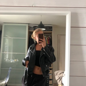 Skinnjacka zara - Säljer nu min snygga skinnjacka från Zara, bra skick, som ny då jag använt den ypperst lite. Har storlek L men passar både S-L.                    Bud på 350kr