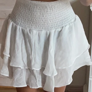 Kjol - En vit volangkjol i storlek xs, jag är 168cm och den passar bra i längden