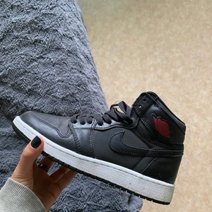 Air Jordan 1 Retro High Og (Gs) - Säljer nu mina älskade Jordans! Använd fåtal gånger men den har fått en liten crease i och med att materialet där framme är satin. Fler bilder kan självklart ordnas och pris kan diskuteras.