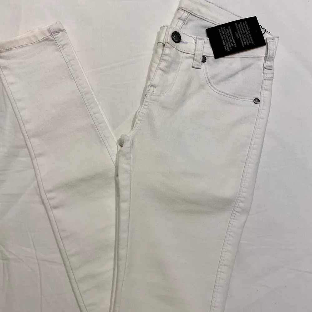 DR.DENIM Kissy - Vita jeans storlek S, oanvända med lapp.. Jeans & Byxor.