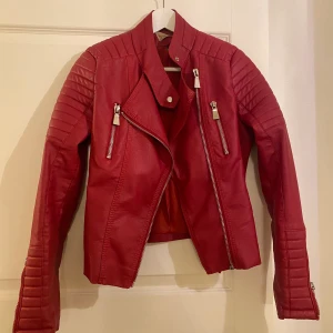 Röd skinnjacka  - Röd skinnjacka. Köpt för 700kr mitt pris 450. Pris kan diskuteras vid snabb affär. Storlek 38. Perfekt nu till hösten.