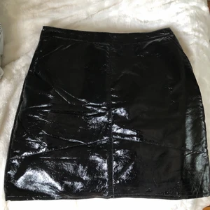 LIMITED EDITION - Therese Lindgren kjol - Supercool lackjol från Therese Lindgrens kollektion strl 8, med dragkedja bak och FICKOR😭💕❤️ köpare står för frakt, kan mötas i Stockholm!🥰