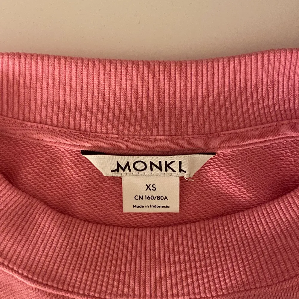 En superfin rosa sweatshirt ifrån monki. Använd ett fåtal gånger och är därför i nytt skick. Stl XS men passar även S och M, de beror hur oversize man vill ha den💕. Tröjor & Koftor.