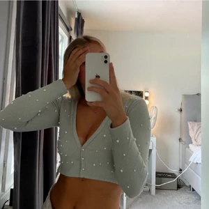 kofta m. pärlor - superfinkofta med pärlor på från zara! Använd 1 gång men i bra skick! ( lånad bild )