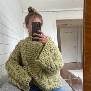 Stickad tröja  - En tröja från NA-KD som jag har använt en gång. Kostade ca 500kr💛 för mer information skriv gärna privat💛