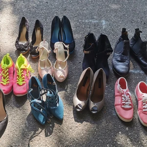 Skor, blandat - Skor, några är inte använda. 50 kr st. Finns i Skövde. Storlek 37 eller 38