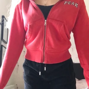 Vintage peak zip up - vintage röd zip up hoodie, använd fåtal gånger💖 står ej för frakt