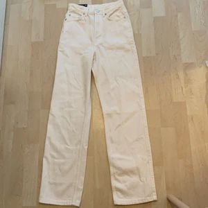 Weekday jeans rowe - Aldrig använda, helt nya jeans i stilen rowe från weekday. Har en beige/off-white färg. Perfekt skick, nypris 500kr. 