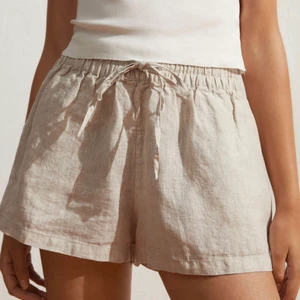 Sköna mjukisshorts från Oysho - Jättesköna mjukisshorts från Oysho!😊 Aldrig använda och har prislapp kvar. Säljer då dem var för stora för mig. Dem är i storlek XS men skulle säga att dem passar någon som har S-M🤍 Köp direkt för 150kr