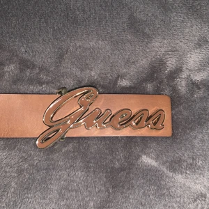 GUESS Bälte - Har använt detta bälte några gånger men det är i mycket bra skick. Äkta Guess