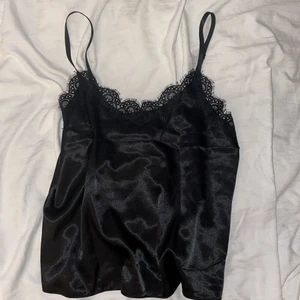 Linne - Superfint linne med spetsdetaljer! Bara testat en gång, så nästintill oanvänt☺️