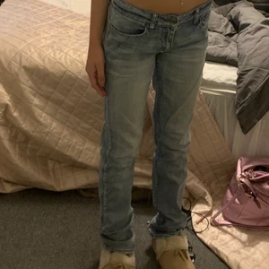 Lågmidjade jeans - Ljusblåa lågmidjade jeans  