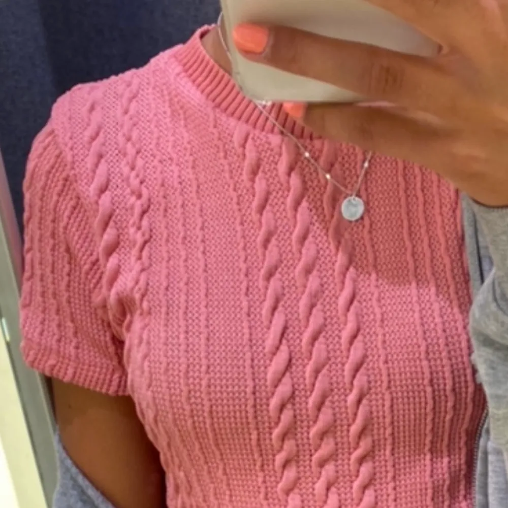 Säljer en stickad rosa topp från zara! Färgen är verkligen så himla fin och jag älskar denhär tröjan!! Använd endast 2 gånger och är som ny💓💓 kontakta mig för fler bilder och info ❤️. Stickat.