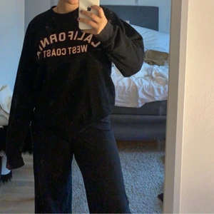 Sweetshirt från BooHoo - säljer denna Sweetshirten från BooHoo använd ungefär 10 gånger,har en fläck på vänstra armen och kommer därför sälja den billigare,storlek M,köparen står för frakten