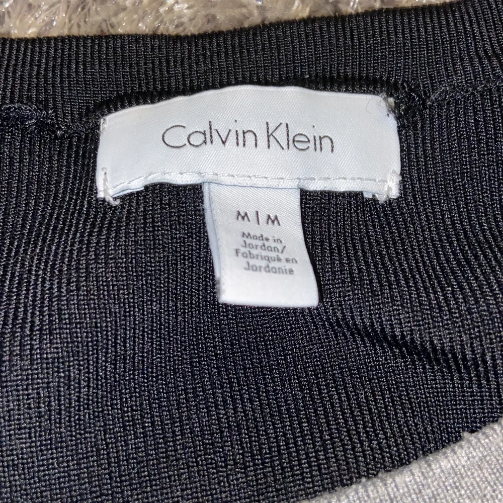 Långärmad Calvin Klein tröja. Grå framtill och svart baktill. Mycket bra skick, använd ett fåtal gånger. Storlek M.. Toppar.