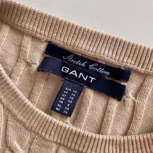 GANT - stretch cotton - Säljer denna stickade tröjan från GANT då den numera är för liten för mig. Nypris: 1299kr. Den är i superfint skick då den bara har tvättats någon enstaka gång. Priset är inklusive frakt! <3