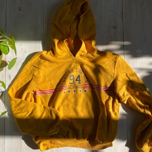 Senapsgul hoodie  - En hoddie från h&m i jätte fin gul färg med tryck på. Den är använd där av ganska lågt pris. 💛🧡
