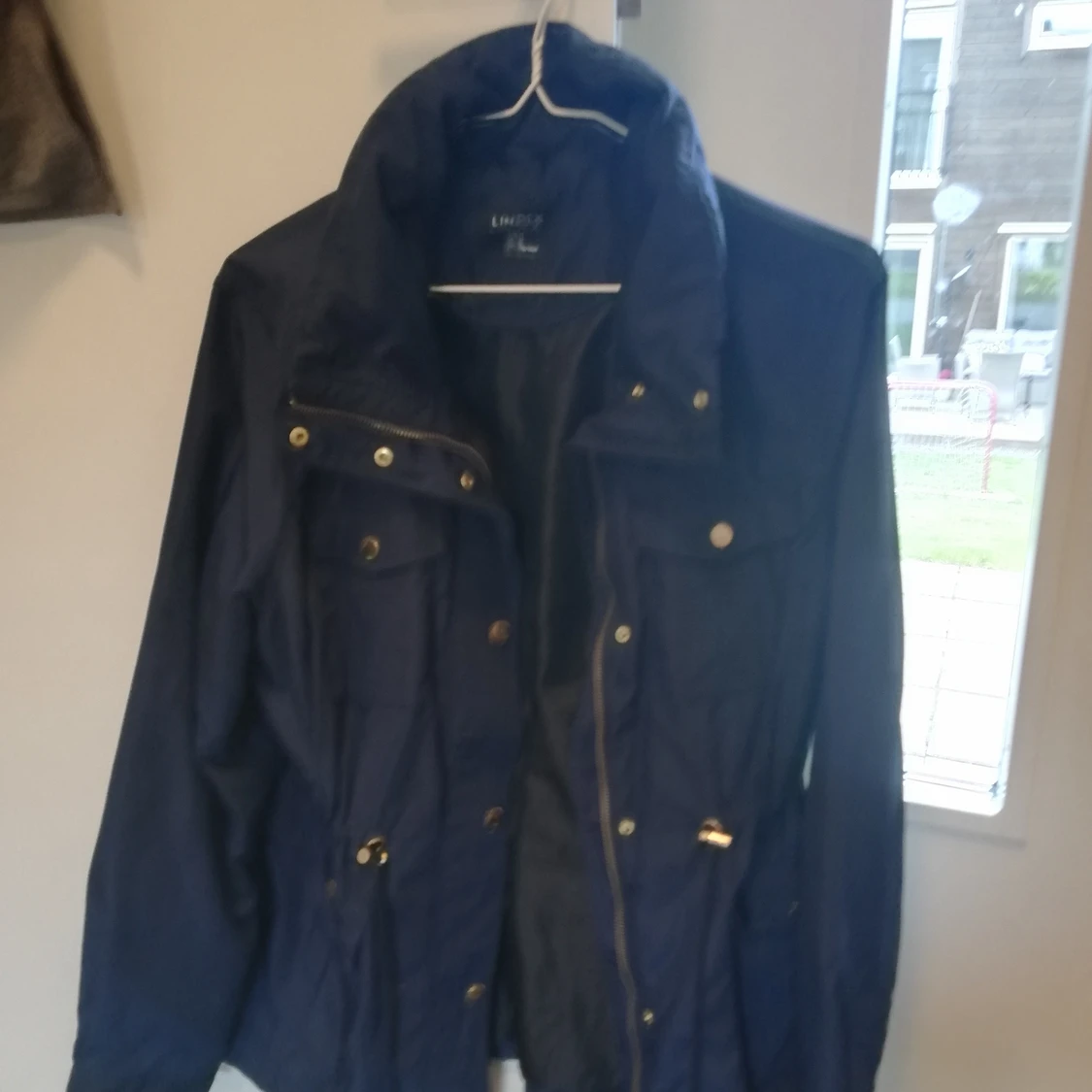 Tunnare mörkblå jacka