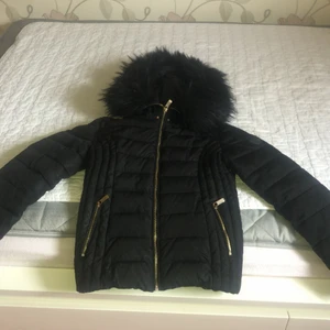 Vinterjacka - Vinterjacka bra skick, använd några gånger. Storlek 36 på jackan. Päls bra till vinter , skön och värmer än om de är kallt ute. Börja buda på 700 kr så får vi se va slut priset blir🥰