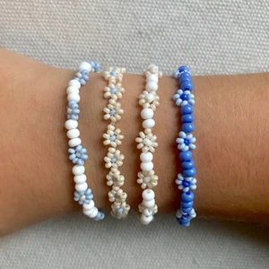 Blomarmband små pärlor - Egengjorda armband. Armband med bara blommor kostar 70kr styck och de andra kostar 40kr styck. Kan skicka bild på färgerna jag har och göra utefter beställning 🥰🥰