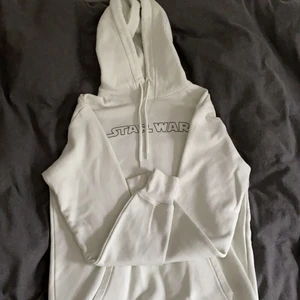 Star wars hoodie/huvtröja ifrån hm - Jag säljer nu min star wars hoodie ifrån hm då den ej har kommit till användning. Storleken är xs! Ordinarie pris är 299kr (Köpare står för fraktpris)
