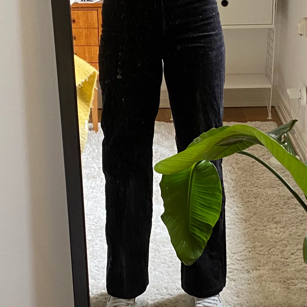 Säljer min jeans i modellen Yoko corduroy som är i manchetser! Dem är i storlek 34 vilket är slutsåld just nu på hemsidan! Kan såklart skicka egna bilder om de önskas! Dem kostar säljer dem för 170då dem är som helt nyskick . Jeans & Byxor.