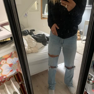 Ljusblåa jeans  - Säljer dessa super fina ljusblåa jeansen från zara. De sitter bra på mig som är 160 men skulle även passa lite länge och lite kortare ❤️