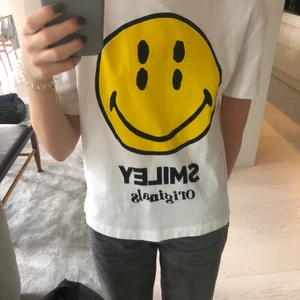 Smiley tshirt - Säljer min smiley tshirt från zara som knappt är använd!