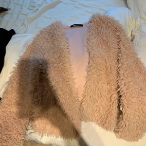 Lurvig jacka - Den är babyrosa, ser mer ut som beige på bilden (dåligt ljus), knappt använd! Nypris: 400kr