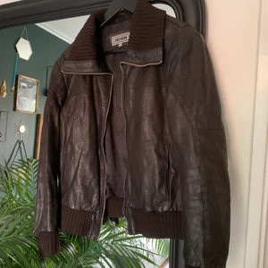 Läderjacka  - Köpt secondhand, fint skick men använd. Färgen syns bäst på sista bilden den är väldig mörkt brun. Jag är 178 cm och xs/s 