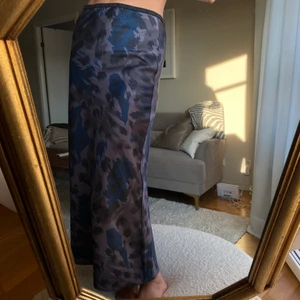 Kjol i fint mönster - Superfin kjol som tyvärr aldrig kommer till användning. Fint djurläkaren i svart, grått och blått. I glansigt och mjukt material. Diskret resår i midjan. Använd 2 gånger! Ordinariepris 699. Säljer för 150 - PRIS KAN DISKUTERAS VID SNABB AFFÄR 