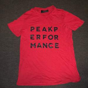 Röd T-shirt från peak performance. Skick- bra. Strl M men liten i den strl    Pris-90