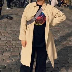 Vintage beige kappa  - Den perfekta höst kappan. Enkel ren färg som passar ovanpå alla outfits.🙌 använt ungefär 6 gånger.