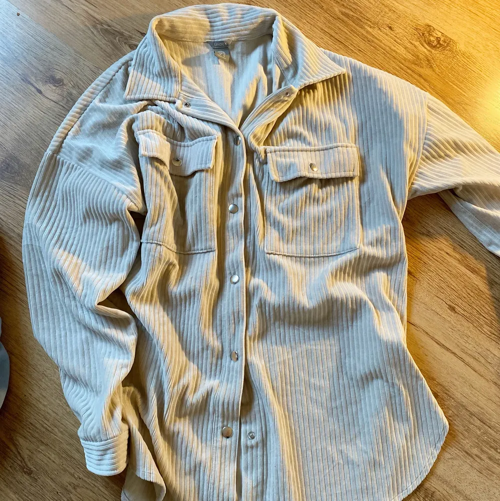 Säljer denna underbara Manchester skjortan/overshirten från Lindex 💓 Nypris 699kr. Älskar så mycket men inte riktigt min stil längre! Nytt skick, Storlek M . Tröjor & Koftor.