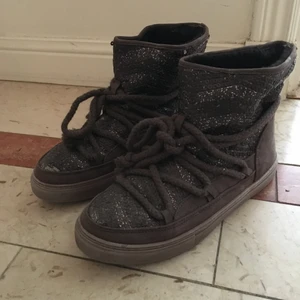 Inuikkis bruna glitter skor - Säljer mina supersnygga inuikkis som endast är anvönda ett fåtal gånger, dem är sample så finns ingen annan som har dessa skor! Storlek 36! Köpare står för frakt❤️