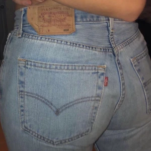 Vintage Levi’s jeans - Har ett par gamla Levis jeans som är så fina men inte kommer till användning. Dom är lågmidjade och raka i modellen. Dom är väldigt långa på mig som är ca 170 och det är knappar istället för dragkedja. Dom är i stl M men jag skulle säga att dom passar S också, och är i längden 34. Kan skickas men köparen står då för frakten💕 vid intresse av fler bilder skriv privat. 