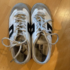 blend skor som liknar samba adidas - ett par skor från märket ”blend” köpta second. skorna liknar samba adidas väldigt mycket, och därför köpte jag dom. storlek 38.