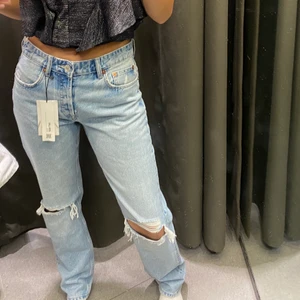 Zara mid rise - Säljer dessa jeans från Zara i Mid Rise modellen. Jag är ungefär 170 och de passar bra i längden på mig. ⚡️⚡️💙