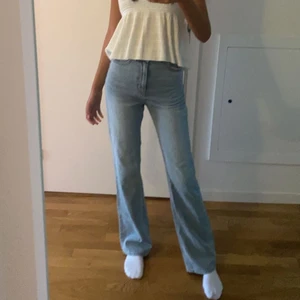Hm jeans  - Säljer min jeans ifrån HM som jag endast testat. Köpta för 349kr💗 köparen står för frakten, 96kr💞 jag är 176 cm...