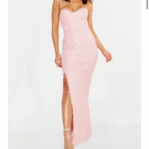 Rosa lång klänning  - Klänningen är i storlek 38 / M  använd 1 gång och väldigt bekväm !  Justerbara axelband och en slits på ena sidan.      Passform på begäran ! 