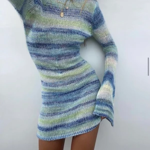 Stickad klänning från NAKD - Säljer denna klänning från Hanna Schönbergs kollektion med NAKD. Aldrig använd, lappen är kvar. (Lånad bild)