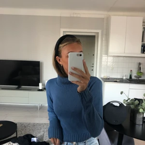 Blå polotröja - Fin och inte använd blå polotröja, sitter jättefint på och är superskön! 💙 BUD: 200kr avslutas tis 31/8 19.00