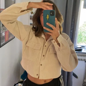 Manchester topp/skjorta - Väldigt mysig Manchester topp köpt på second hand men i perfekt skick! Kan användas som både topp och lätt jacka, sälgs pga den inte kommer till användning! 