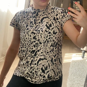 Leopard blus - Leoparblus från river island i storlek 12/ M