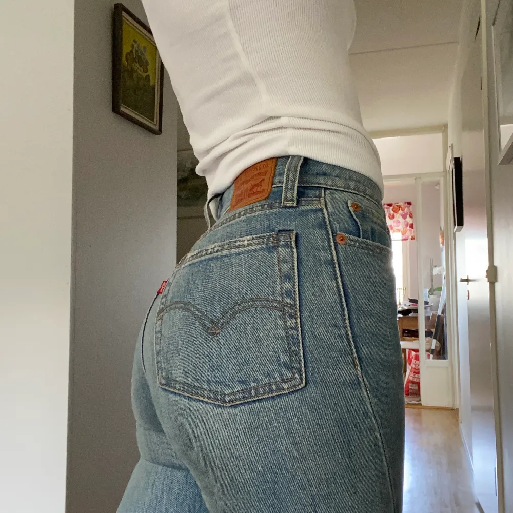 Levis wedgie straight jeans! Samma modell som på sista bilden men avklippta längst ned ❤️ köpta för 1200 säljer då de är för små, det är storlek 24 men jag skulle säga att det passar 25 bäst 💓❤️ flexibelt pris. Jeans & Byxor.