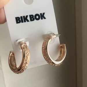 Örhängen  - Säljer ett sprillans nya örhängen från Bikbok! De är guldiga och har små små pärlor runt om, super fina och passar till allt. Använda en gång och det är ONE SIZE så klart! Pris 40 inklusive frakt 45 kr. Skriv till mig för intresse! 