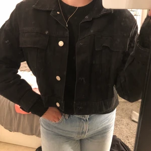 Svart jeansjacka - En kort svart jeansjacka från Nakd. Slutat använda. Köparen står för frakten ☺️