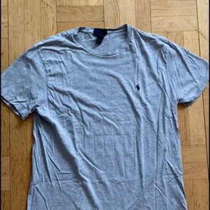 POLO T-shirt  - Ljusgrå tisha från POLO. Herrmodell men skulle vilja kolla det för unisex. 