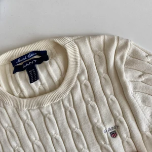 GANT - Stretch cotton (cream) - Säljer nu min ganttröja i färgen ”cream” då den är för liten för mig! Använd men i bra skick! Storlek XS. Nypris: 1299kr. Mitt pris: 200kr + frakt!