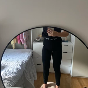 nike tights  - ett par svarta nike tights som aldrig är andvända, i storlek XL för barn (164) men passar mig bra som har XS i träningsbyxor & byxor :) säljer för 45 kr + frakt 